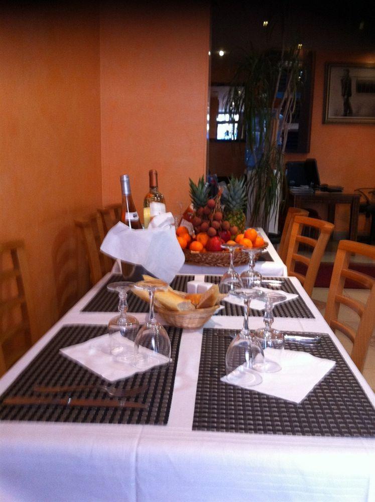 Hotel Le Pasteur La Courneuve Luaran gambar